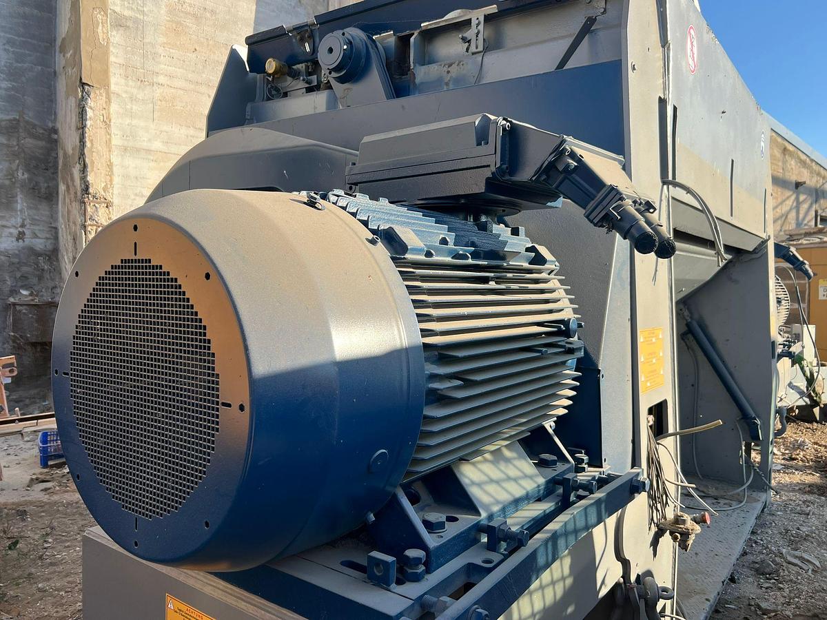 Used 2014 Lindner Komet 2800 HP and conveyor