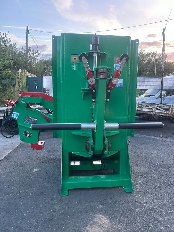 Used gradeall international truck / agri tyre side wall cutter.