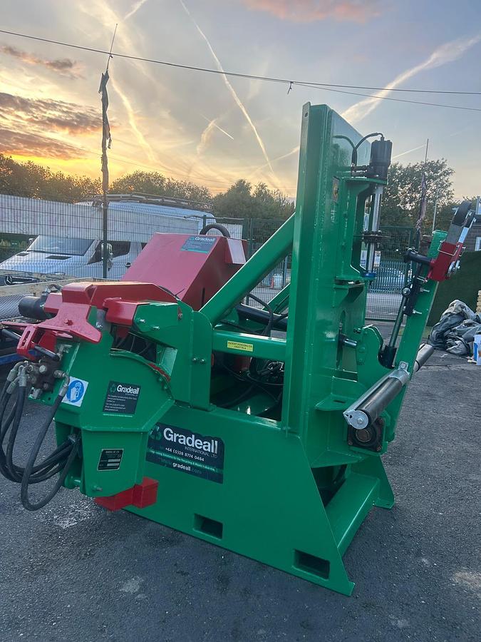Used gradeall international truck / agri tyre side wall cutter.