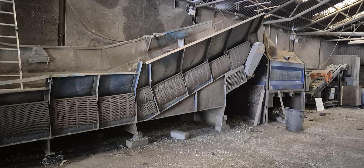 Used Large chain infeed conveyor