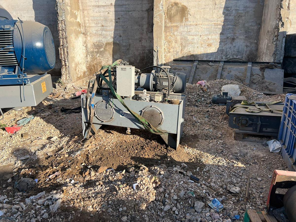 Used 2014 Lindner Komet 2800 HP and conveyor