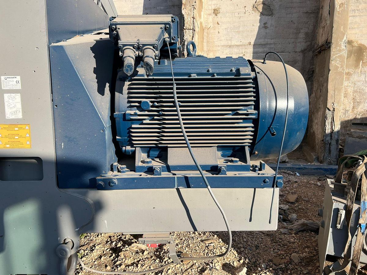 Used 2014 Lindner Komet 2800 HP and conveyor