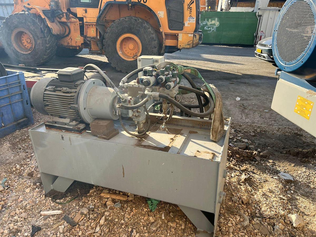 Used 2014 Lindner Komet 2800 HP and conveyor