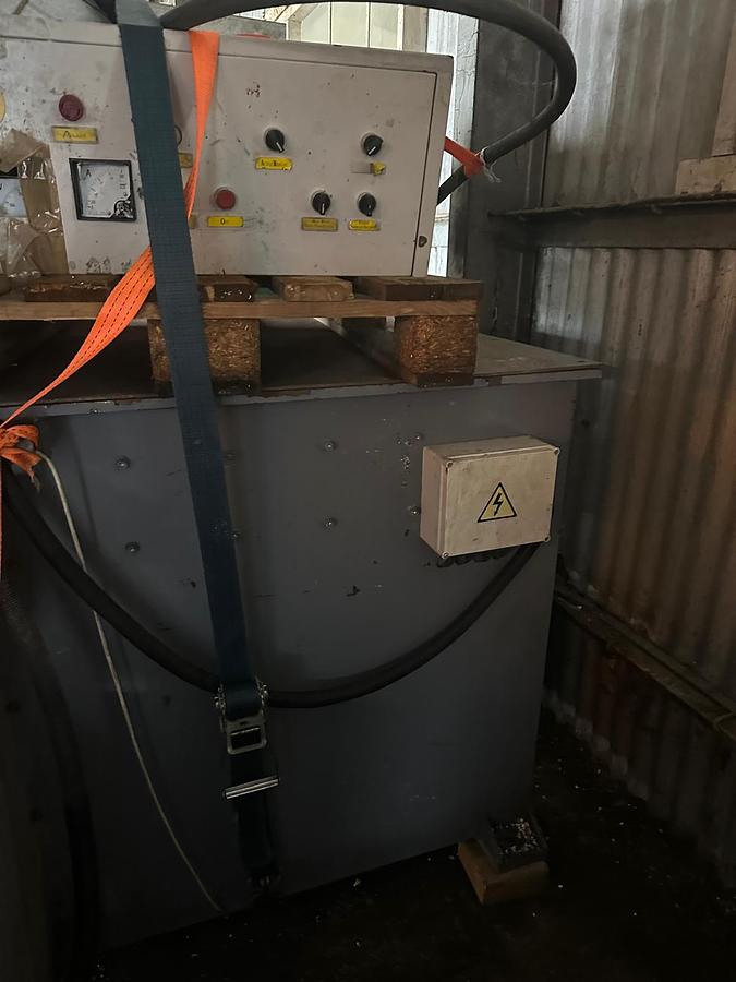 Used 2012 Genox SLow speed shredder with ram