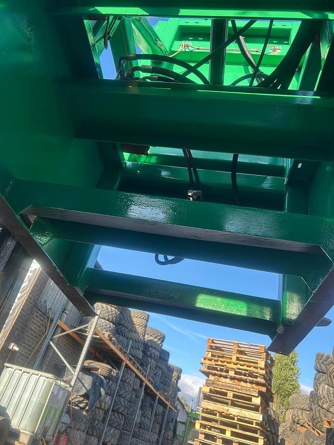 Used gradeall international truck / agri tyre side wall cutter.