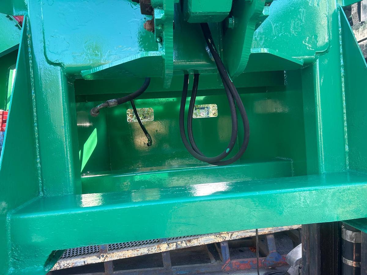 Used gradeall international truck / agri tyre side wall cutter.