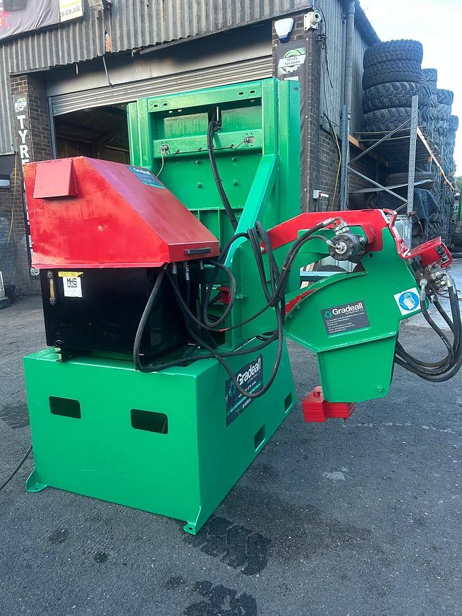 Used gradeall international truck / agri tyre side wall cutter.