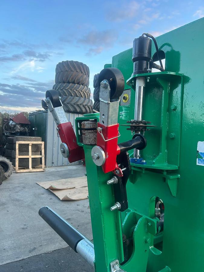 Used gradeall international truck / agri tyre side wall cutter.