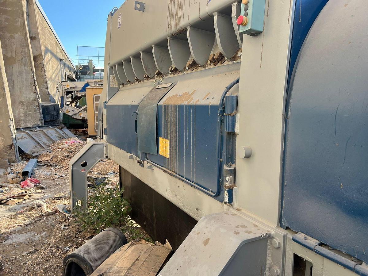 Used 2014 Lindner Komet 2800 HP and conveyor