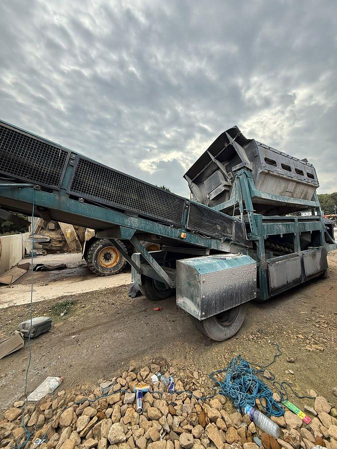 Used 2004 Powerscreen Powergrid 800 Screening Plant