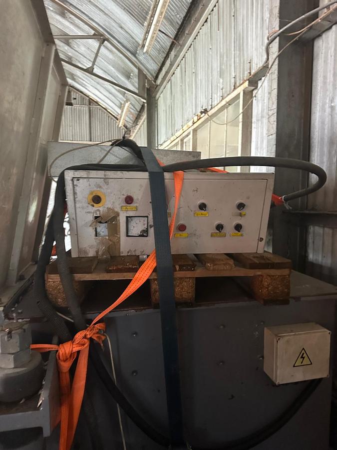 Used 2012 Genox SLow speed shredder with ram