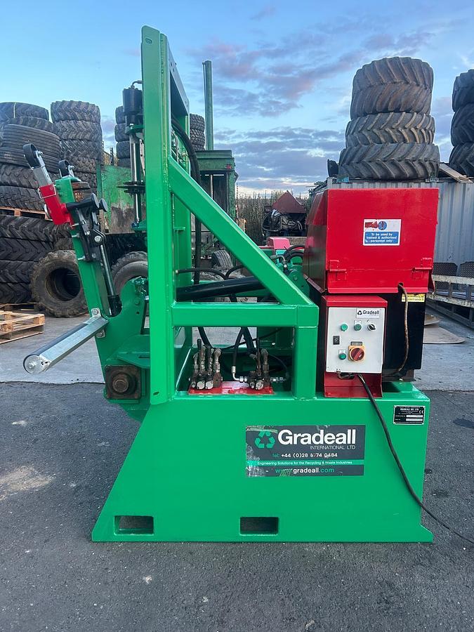 Used gradeall international truck / agri tyre side wall cutter.