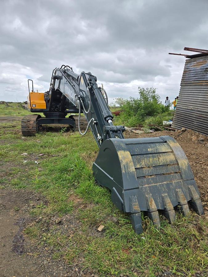 Used Hyundai R215 Excavator