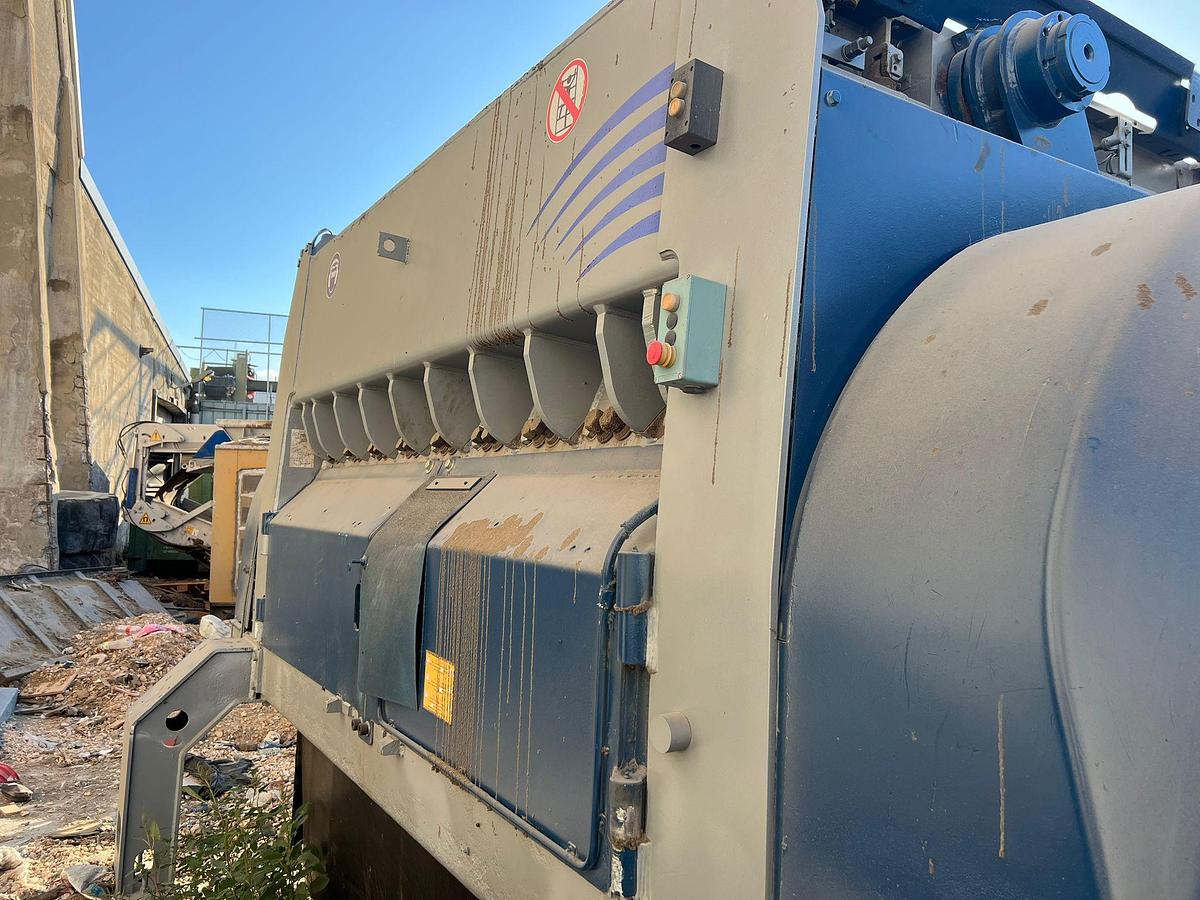 Used 2014 Lindner Komet 2800 HP and conveyor