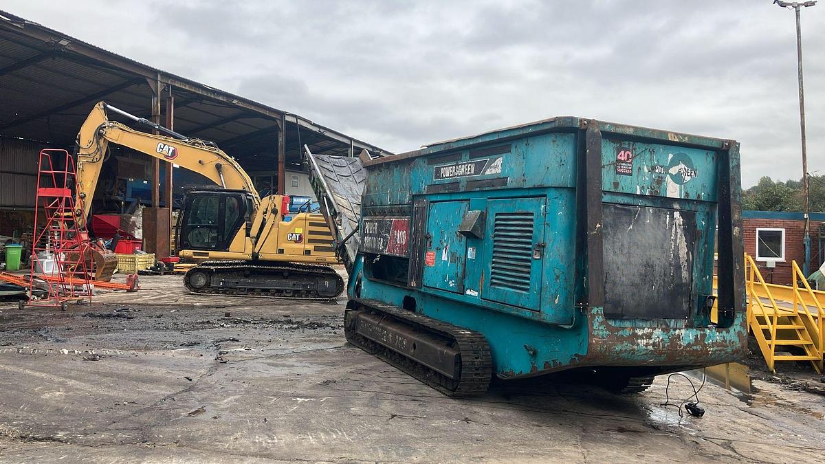 Used 2006 Powerscreen Powershredder 2400 Slow-Speed Twin-Shaft Shredder