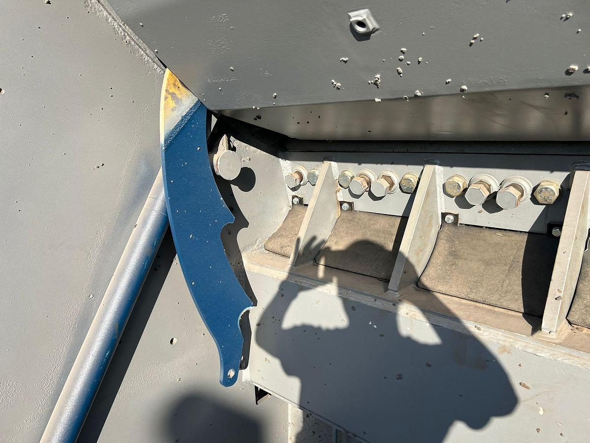 Used 2014 Lindner Komet 2800 HP and conveyor