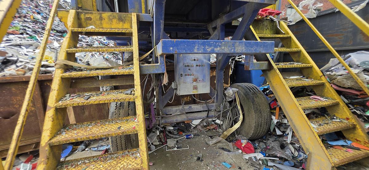 Used 4 Bay Picking Station Semi Mobile