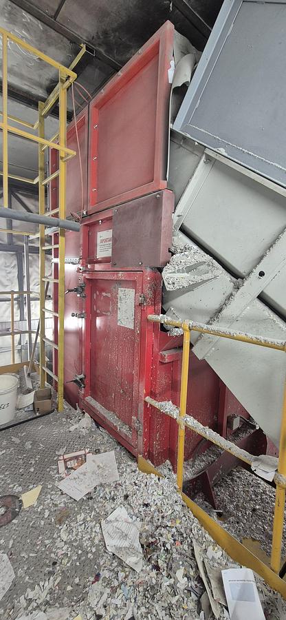 Used 2010 Lindner Shredding and baling line