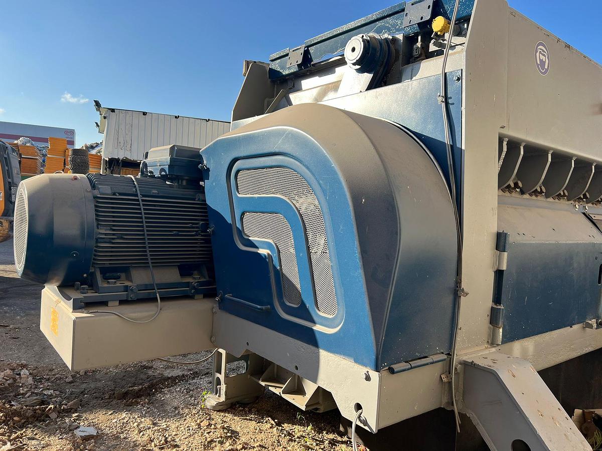 Used 2014 Lindner Komet 2800 HP and conveyor