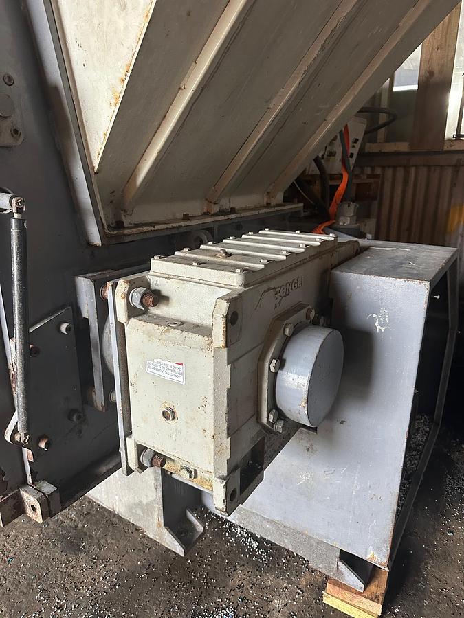 Used 2012 Genox SLow speed shredder with ram