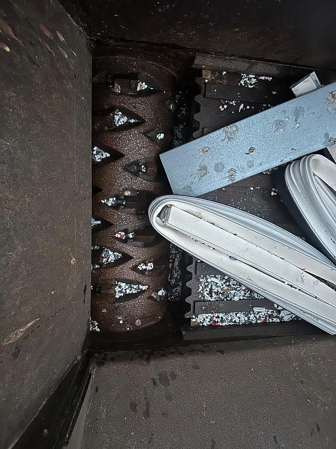 Used 2012 Genox SLow speed shredder with ram