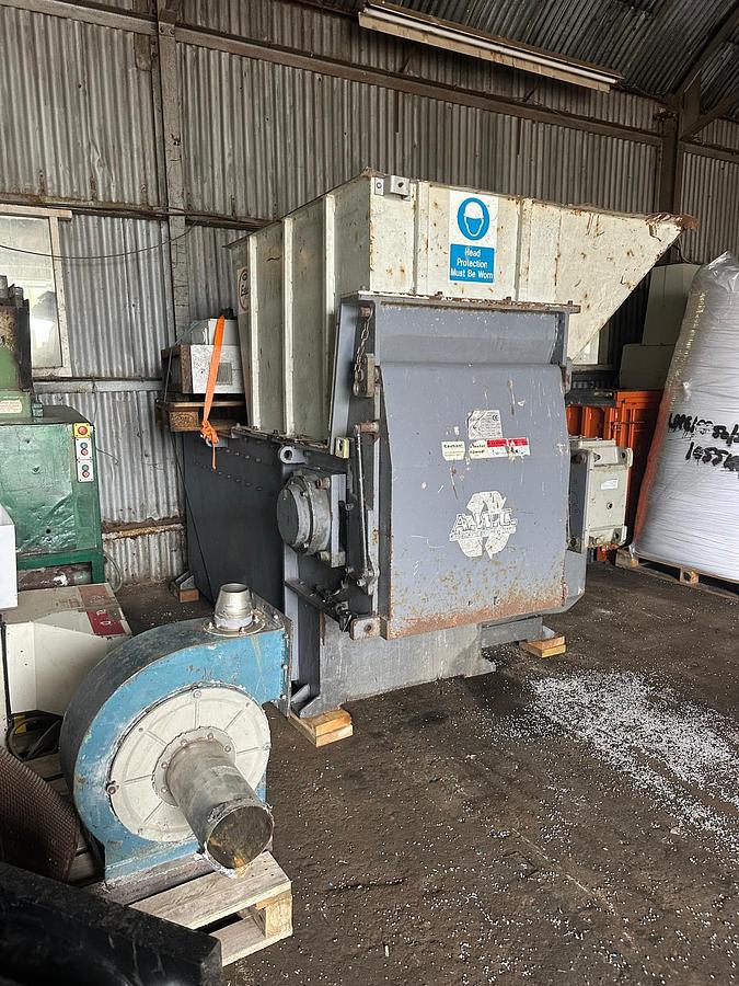Used 2012 Genox SLow speed shredder with ram