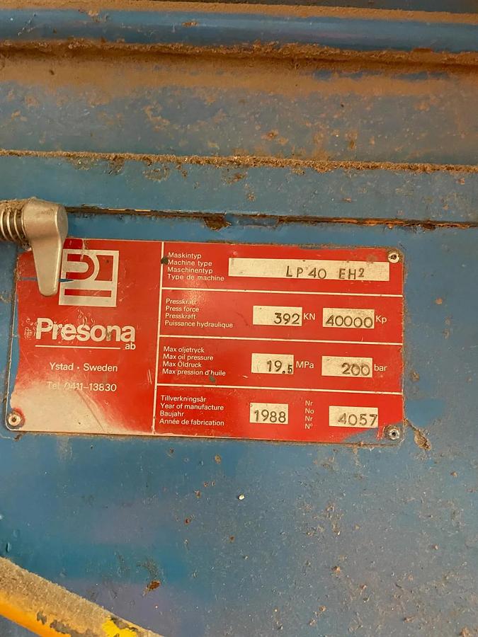 Used Persona Baler And Conveyor 