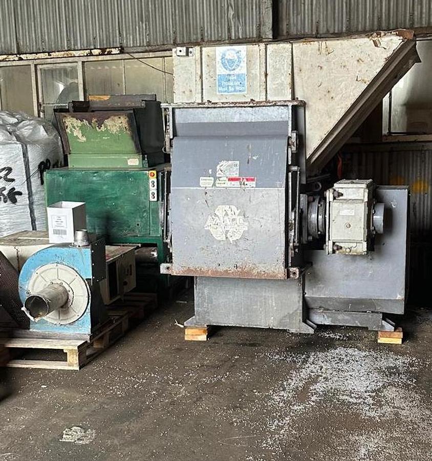 Used 2012 Genox SLow speed shredder with ram