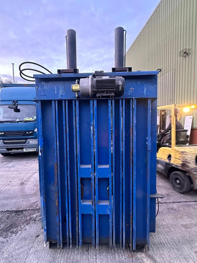 Used 2011 MACFAB Vertical Guillotine