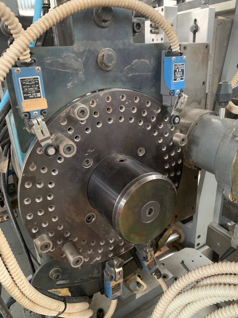 Ricondizionato Mortasatrice automatica Comec, con caricatore, per elementi di lettini per bambini