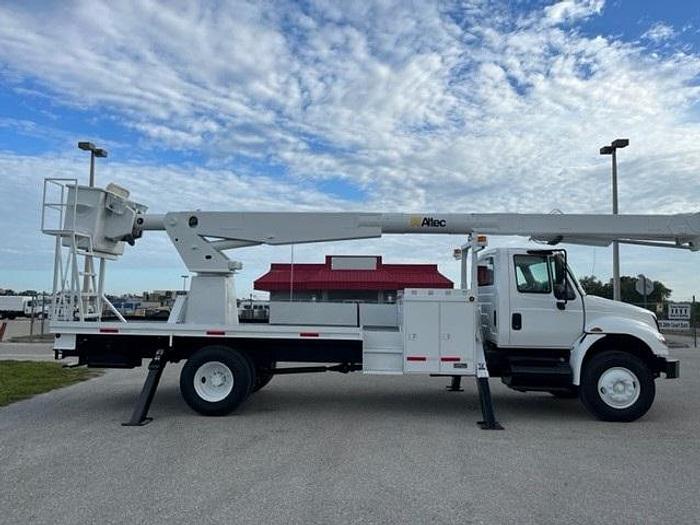 Used Altec AM900 72ft 2-Man Bucket Boom on 2005 International 4400 Flatbed Truck - C02875