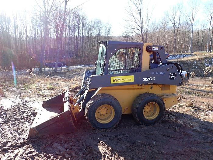Used 2015 John Deere 320E Skidsteer Loader LOW HRS! HI FLOW Q/C EROPS A/C 72" Bucket
