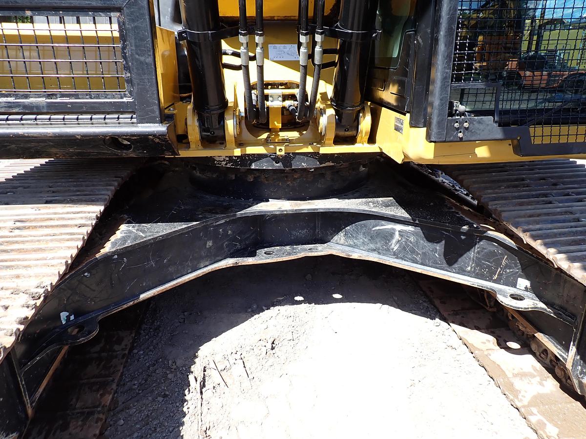 Used 2022 CAT 326
