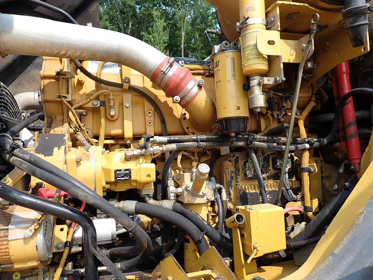 Used 2006 CAT 735