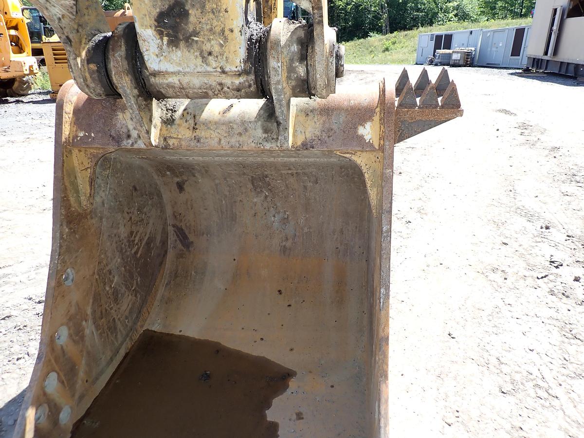 Used 2022 CAT 326