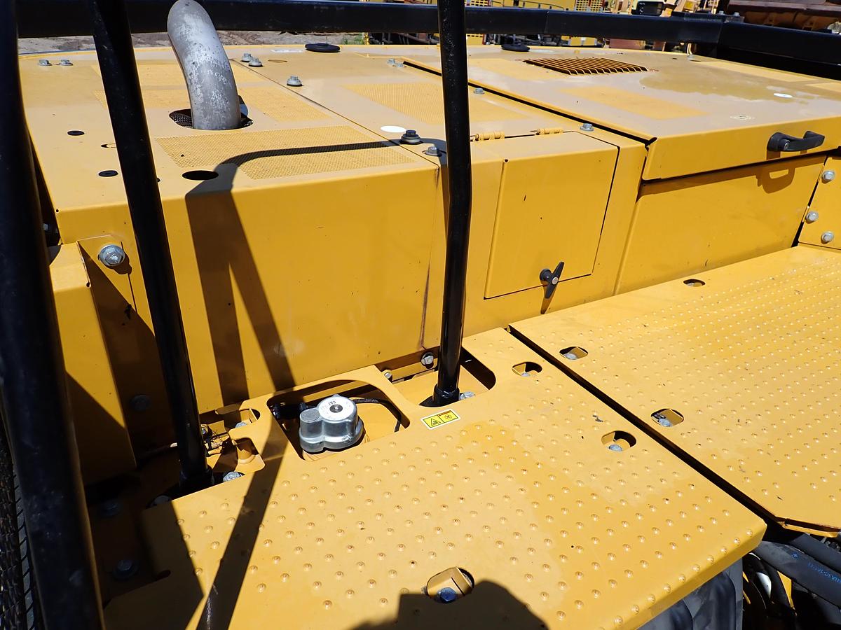Used 2022 CAT 326