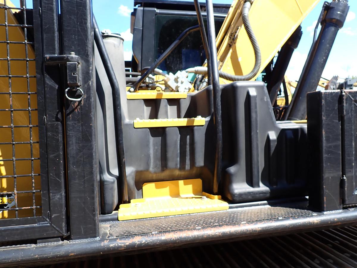 Used 2022 CAT 326