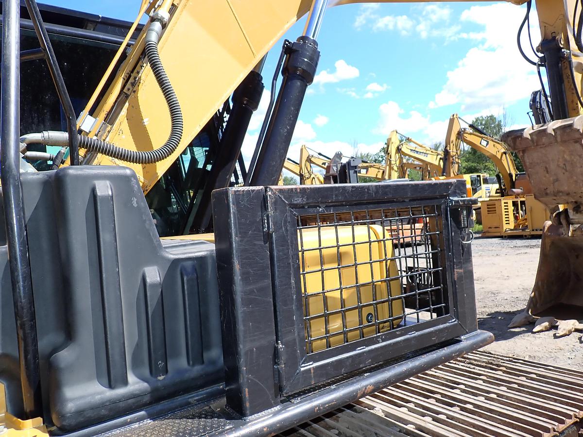 Used 2022 CAT 326