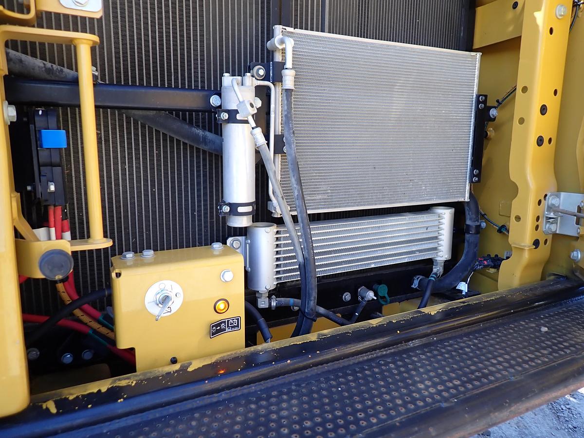 Used 2022 CAT 326