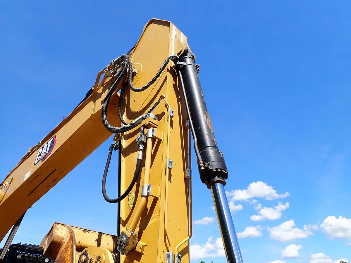 Used 2022 CAT 326