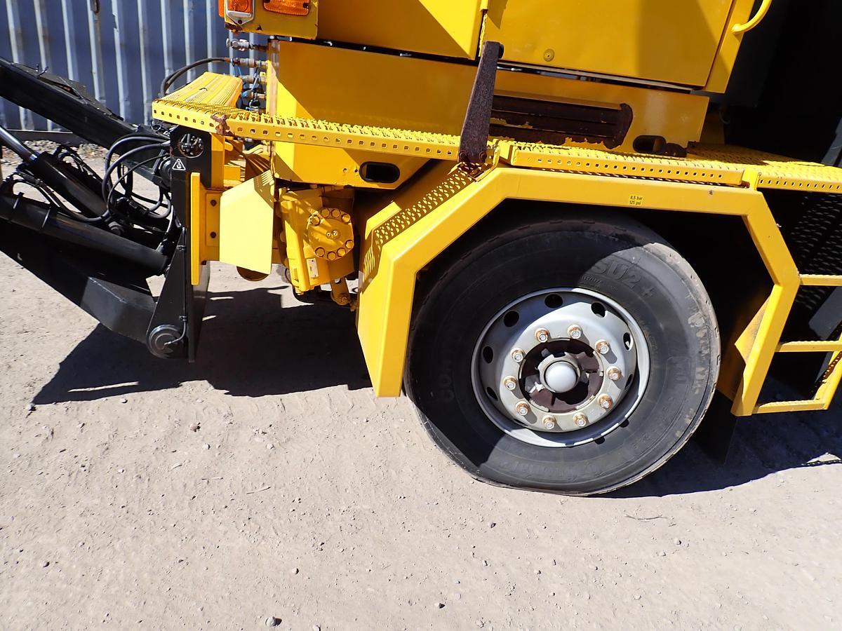 Used 2001 Vammas PSB 5500H Airport Runway Sweeper 