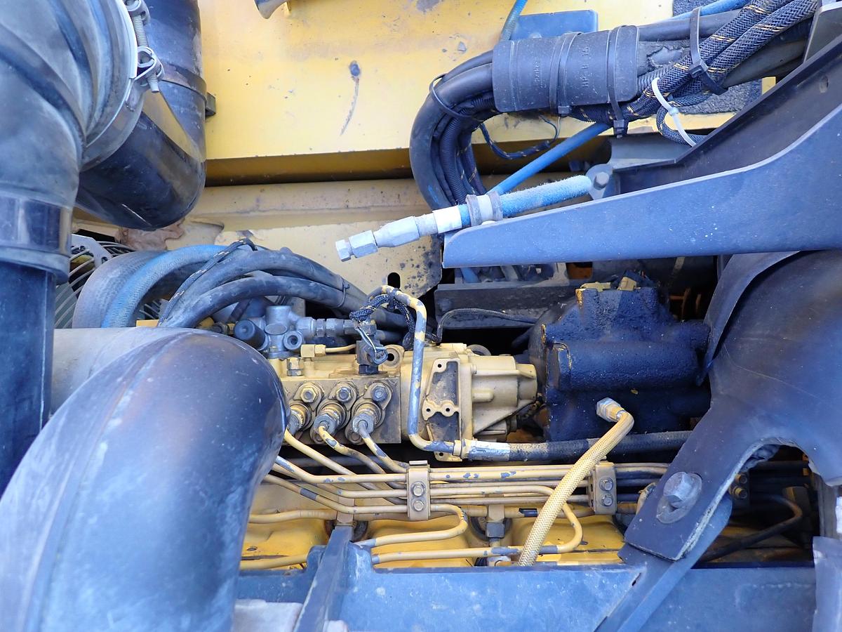 Used 2002 John Deere 6081HT004