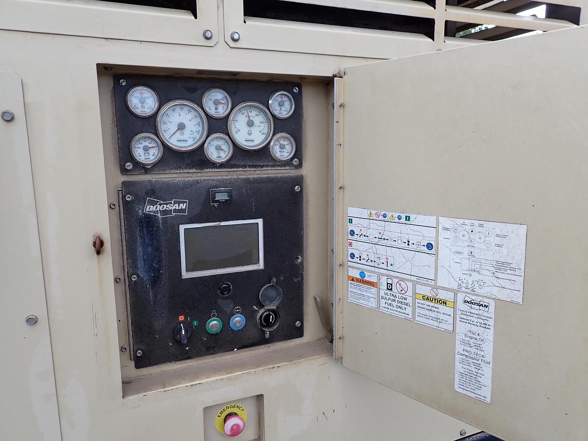 Used 2015 Doosan XP825WCU 825 CFM Portable Air Compressor