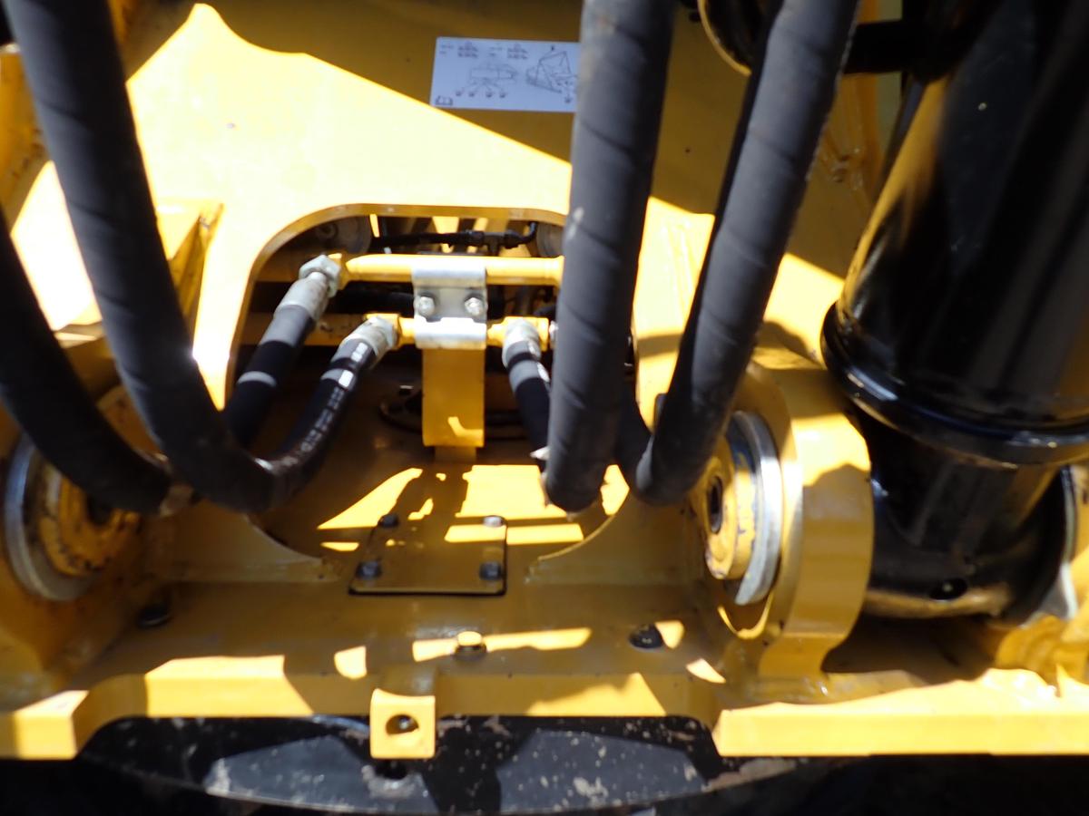 Used 2022 CAT 326