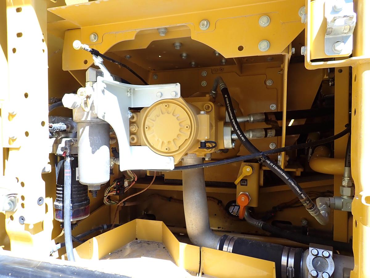 Used 2022 CAT 326