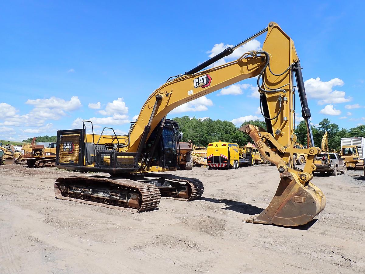 Used 2022 CAT 326