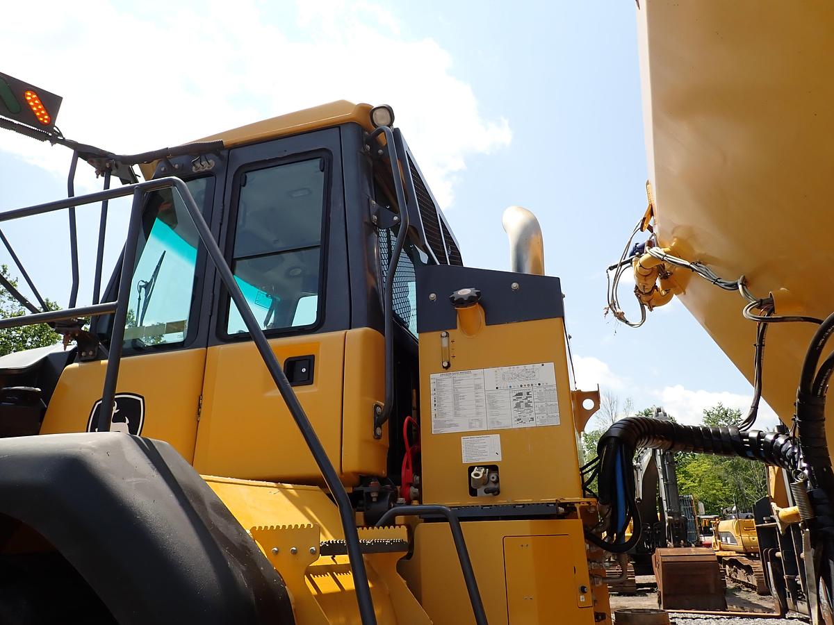 Used 2015 John Deere 460E Articulated Water Truck 9000 GALLON