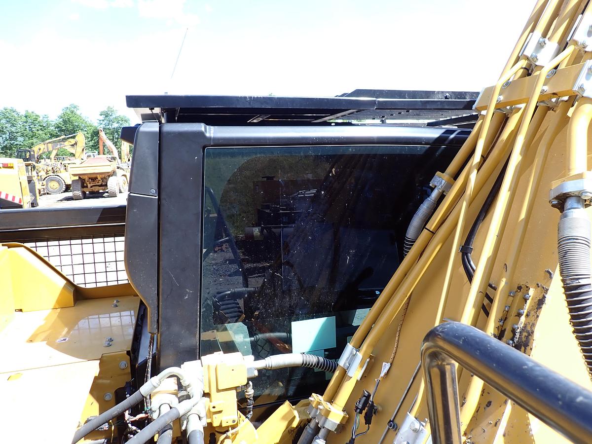 Used 2022 CAT 326