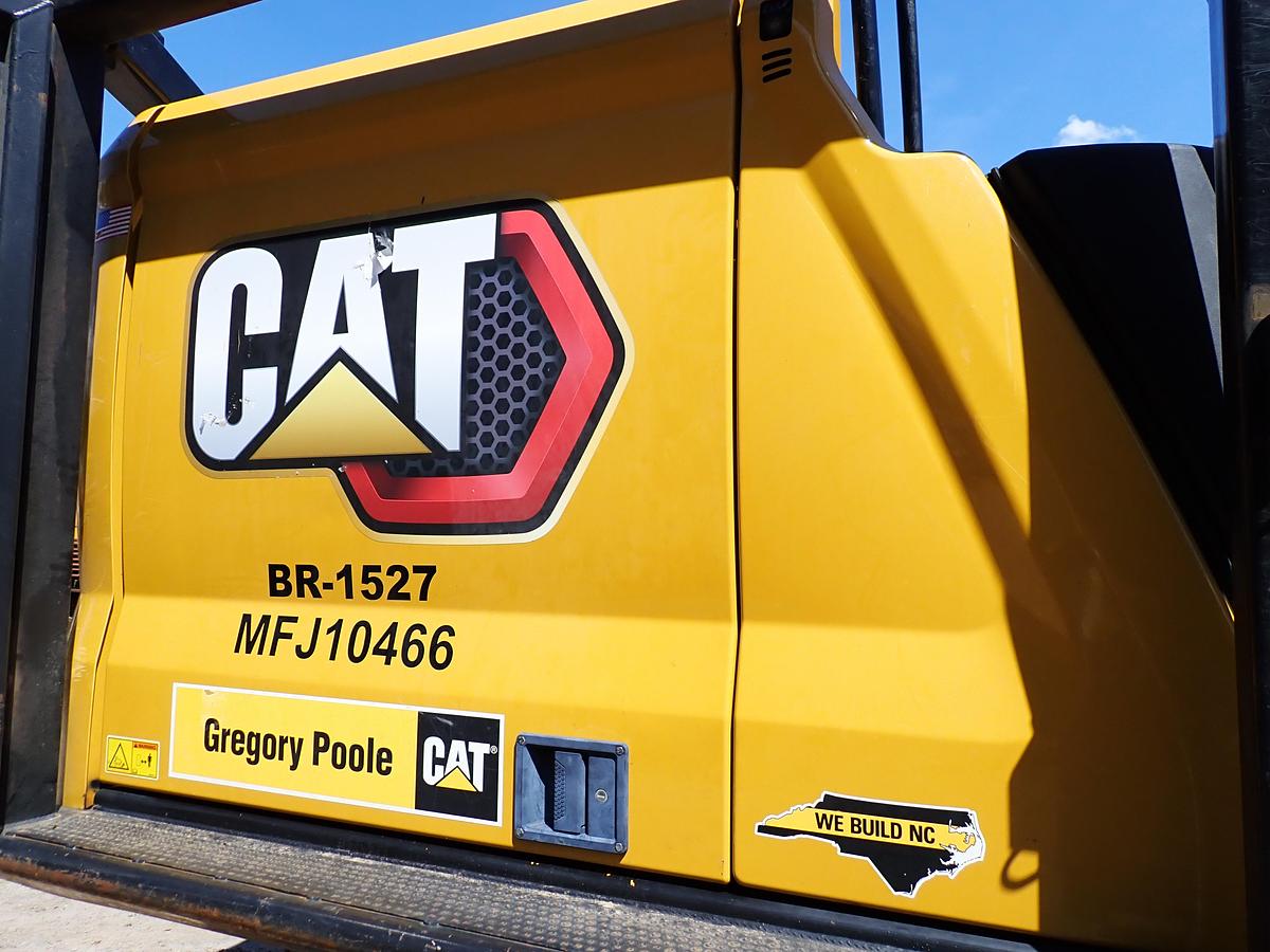 Used 2022 CAT 326