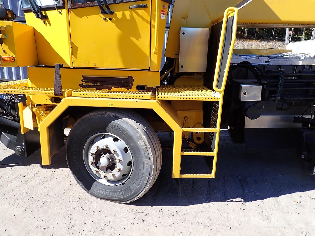 Used 2001 Vammas PSB 5500H Airport Runway Sweeper 